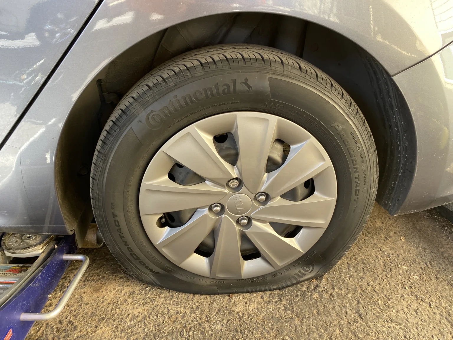 Flat Tire and Floor Jack Flat Tire Repair Asistencia En Carretera Austin TX